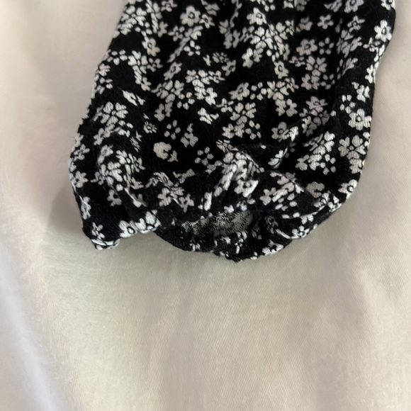 Cropped, flowy, black and white urban outfitters longsleeve top - Picture 2 of 6